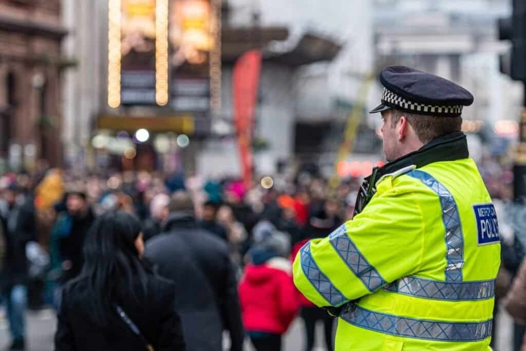 A policeman overlooking public, Can police disclose who reported you